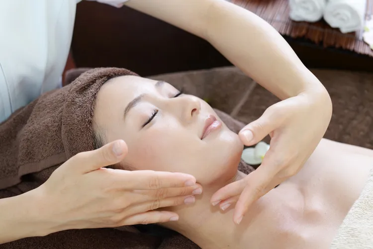 顔のたるみはエステや針治療で治る？